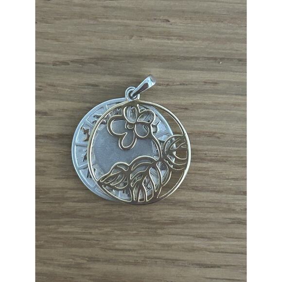 Ross-Simons 925 Silver Shiny Round Floral Outline Zodiac Pendant (Capricorn) - Picture 1 of 4